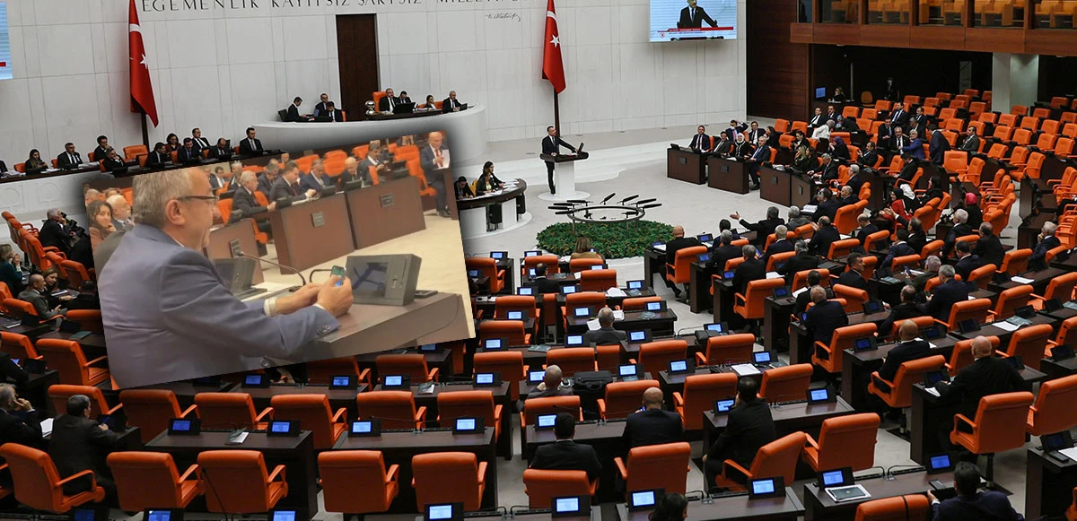 CHP Grup Başkanvekili Engin Altay, bütçe görüşmeleri sırasında poker oynadı!