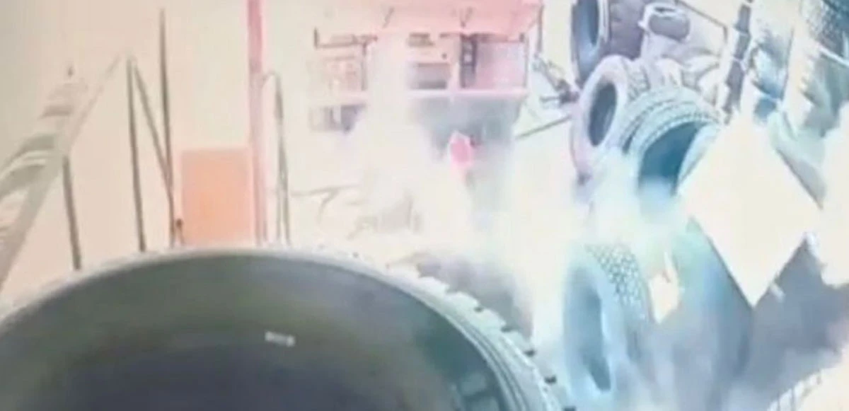 Çürük lastik bomba gibi patladı! Usta 2 metre havaya fırladı
