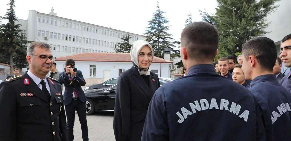 Afyonkarahisar Valisi Kübra Yiğitbaşı’dan jandarmayı ziyaret etti!