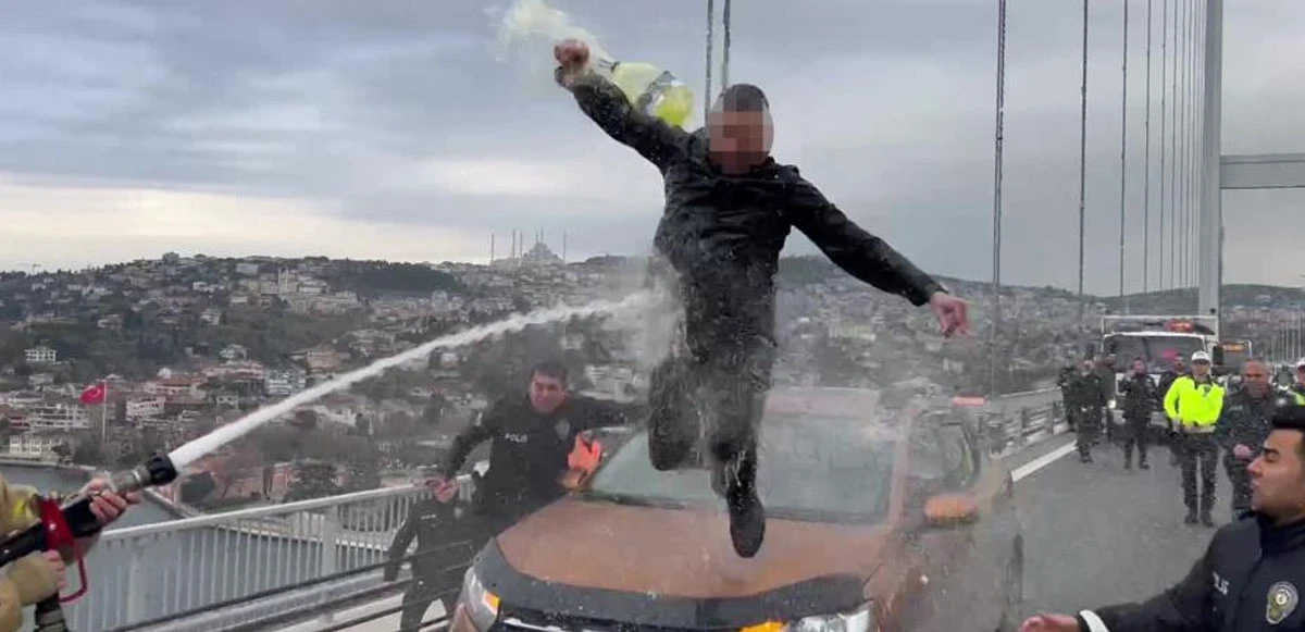 Köprüde panik dolu anlar: Otomobilin üzerine çıkıp benzin döktü