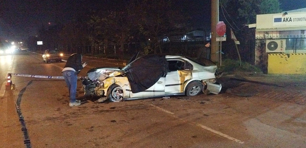 Bursa'da fabrika duvarına çarpan otomobildeki 2 kişi hayatını kaybetti