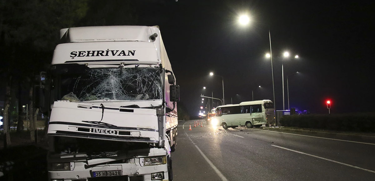 Uşak’ta işçileri taşıyan midibüse tır çarptı: Yaralılar var