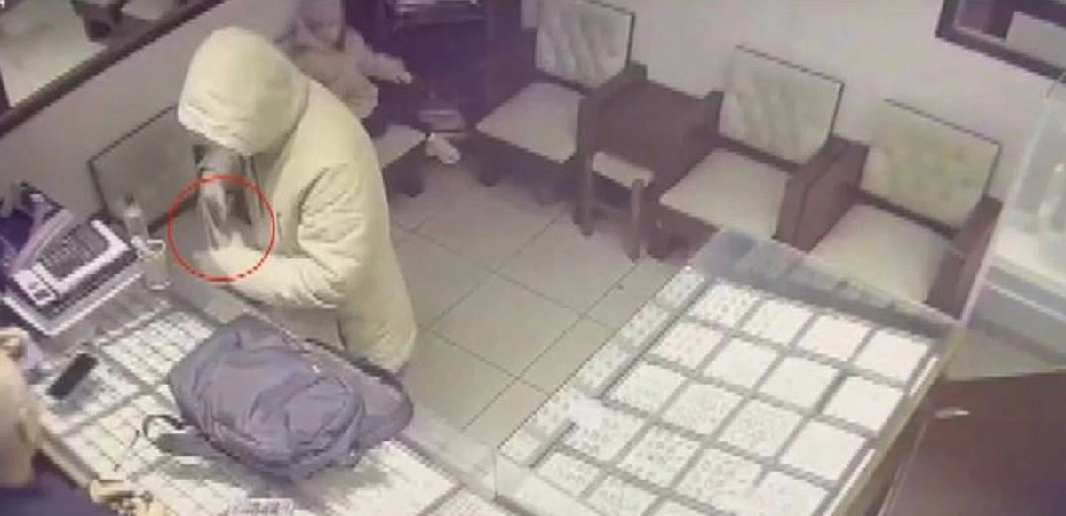 Oyuncak silahla kuyumcu soymaya çalıştı