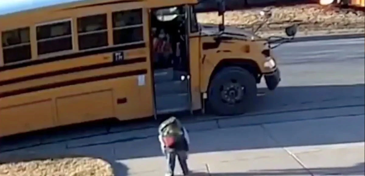 ABD'de servise giden çocuk yürürken uyuyakaldı!