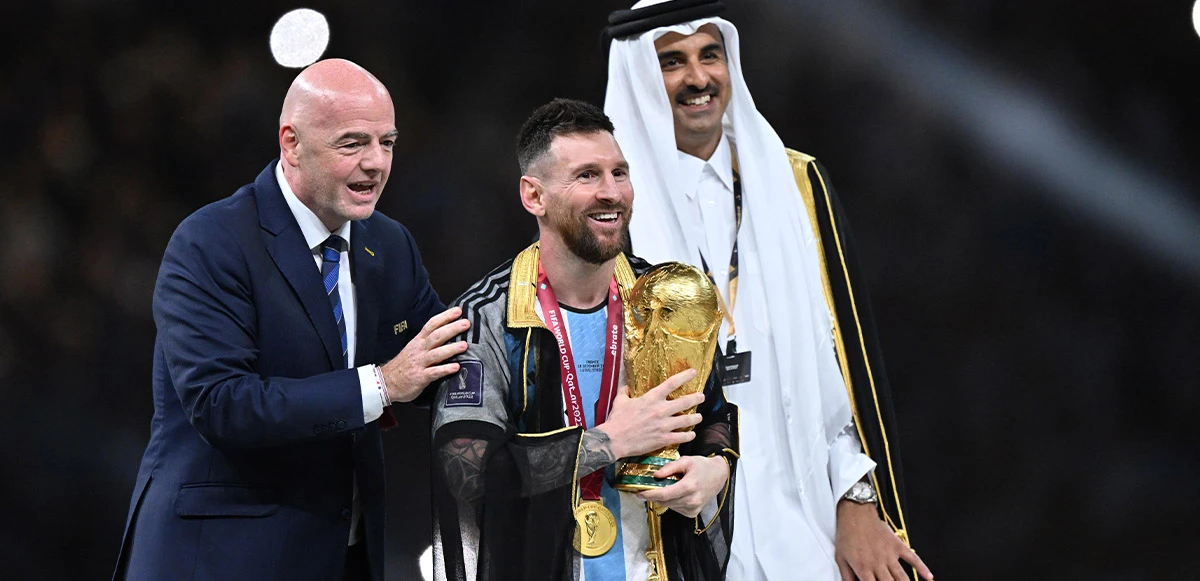 Dünya Kupası'nda çok tartışılan görüntü: Lionel Messi'ye neden cübbe giydirildi?