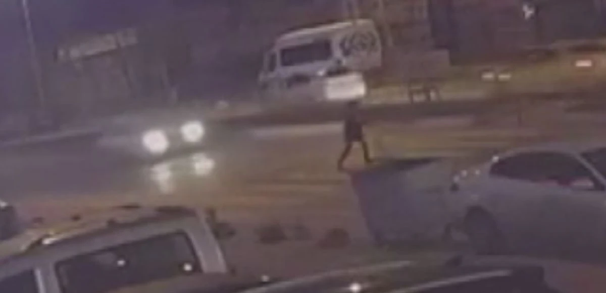 Yaya geçidinden geçen kadına otomobil çarptı!