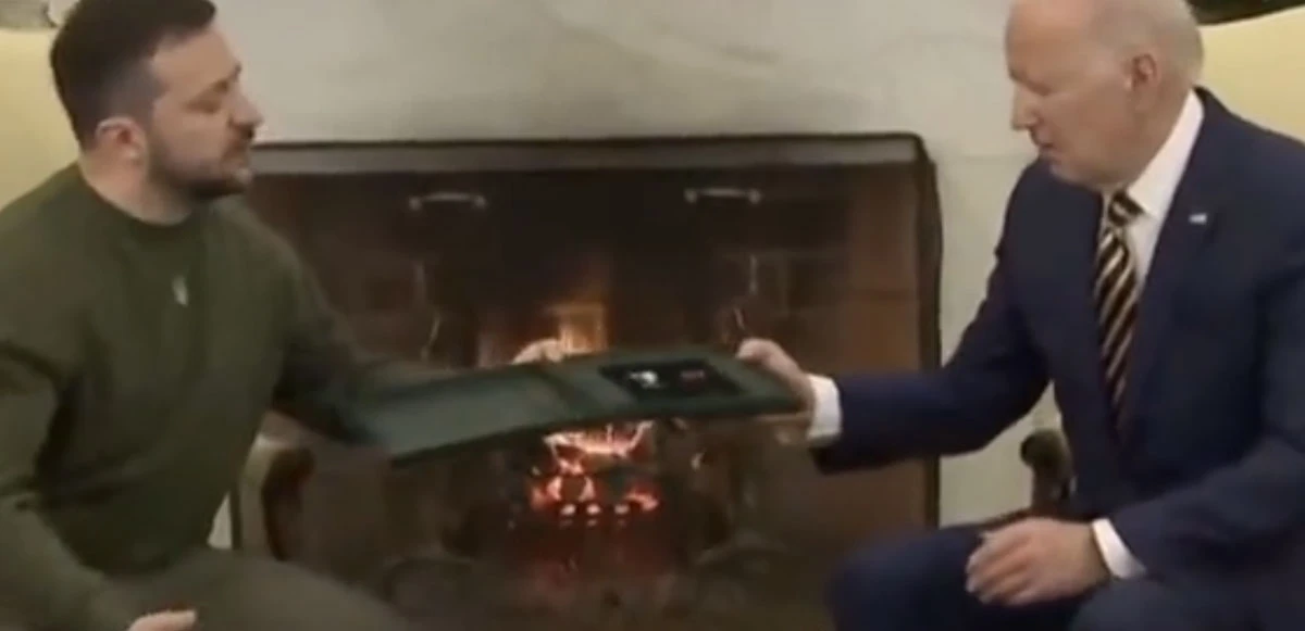 Zelenski, Biden'a Ukrayna askerinin madalyasını takdim etti