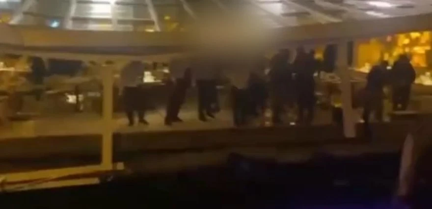 Bebek'te bir mekanda facia: Yemek yiyen müşteriler denize düştü