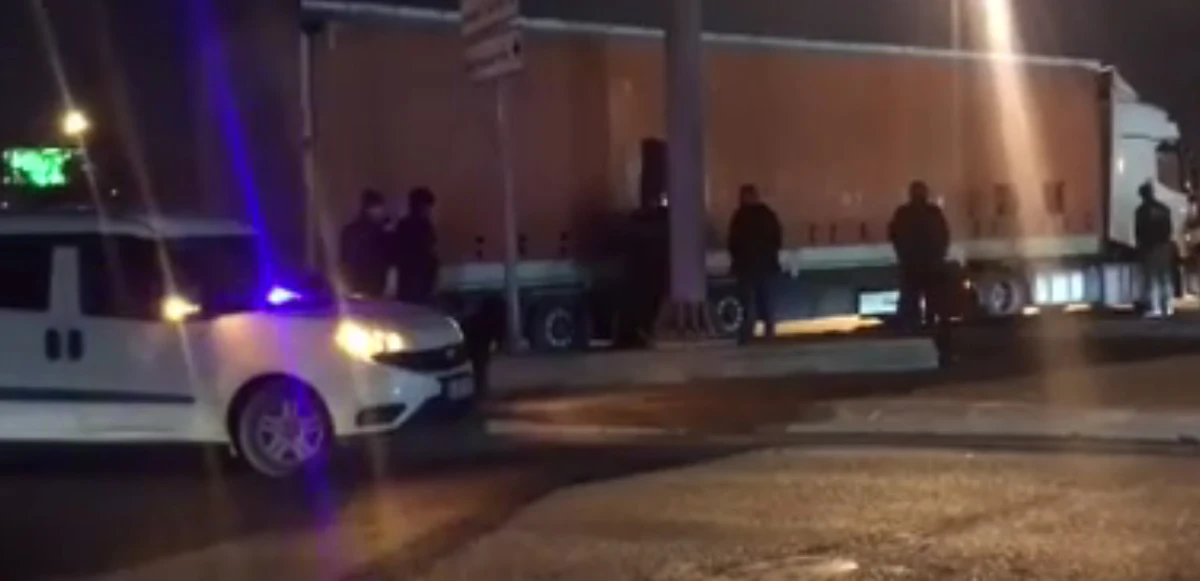 Bir tır dolusu kaçak göçmenin yakalanma anı kamerada