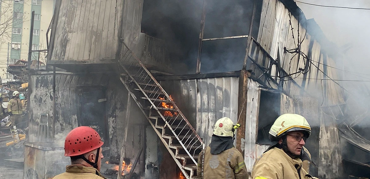 İstanbul Maltepe'de İşçilerin kaldığı konteynerde yangın!