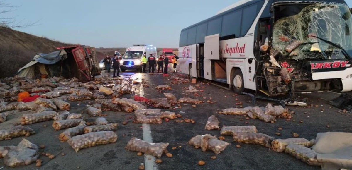 Kamyon ile otobüsün karıştığı kazada ortalık savaş alanına döndü