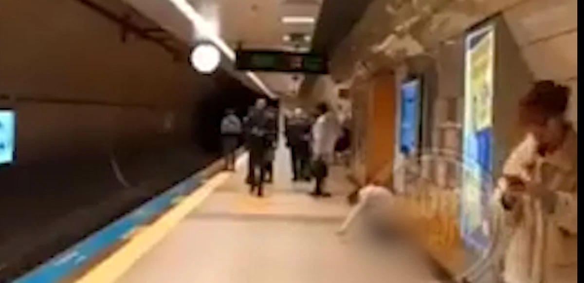 Maltepe metro istasyonunda akıllara durgunluk veren olay: Kimseye aldırmadan tuvaletini yaptı