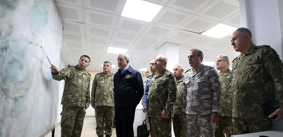 Bakan Akar ve komuta kademesi Suriye sınırında!