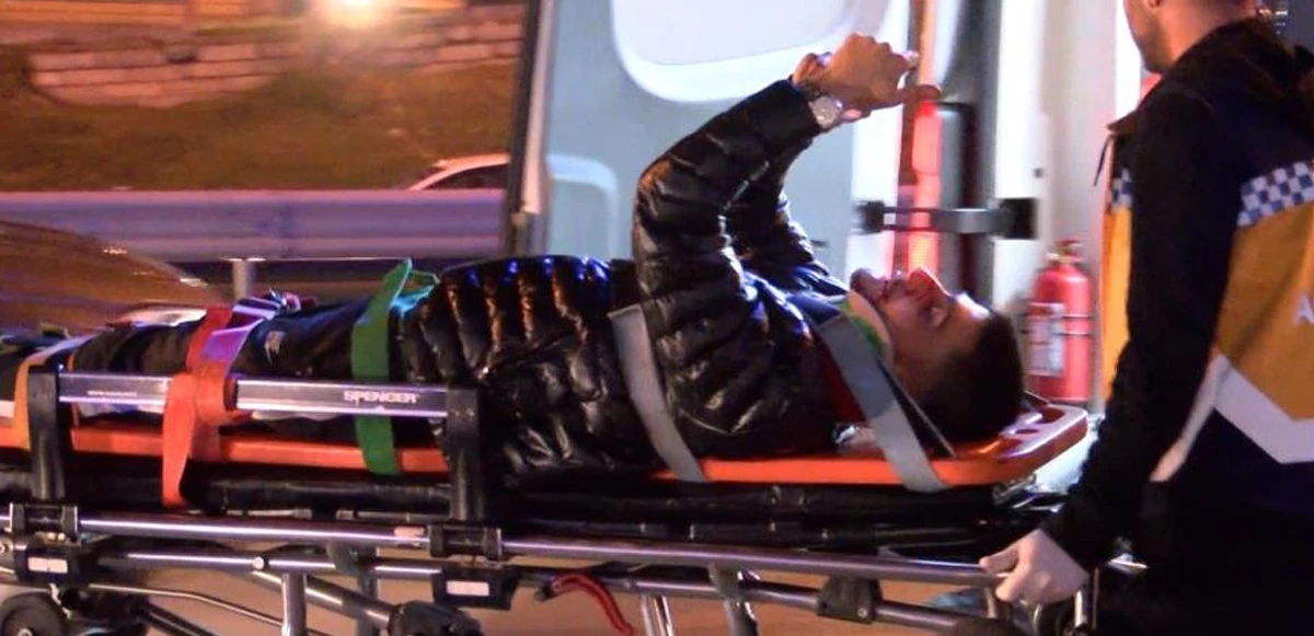 Kaza yaptı, ambulansa bindirilirken bile elinden düşmedi