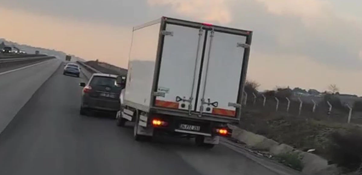 Herkesin canını tehlikeye attı! Trafik magandası kamyonetin önüne kırdı