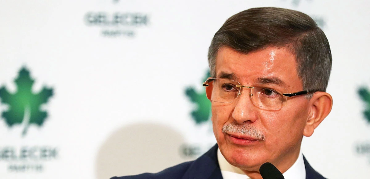 Ahmet Davutoğlu’ndan Devlet Bahçeli’ye hakaret! Sunucu araya girmek zorunda kaldı