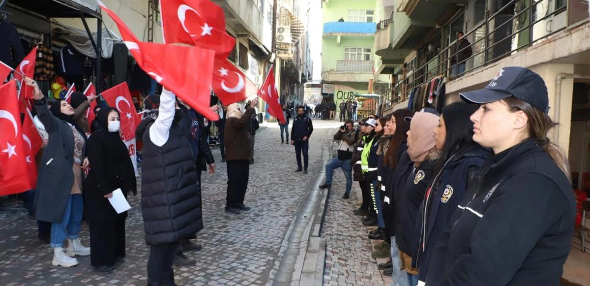 Evlat nöbetindeki aileler toplandı, HDP binasında "Ölürüm Türkiye'm" şarkısı çaldı