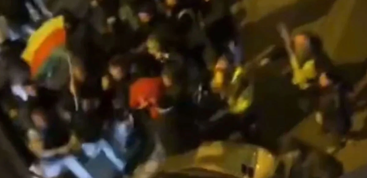 Terör örgütü PKK yanlıları Avrupa'da sokaklara çıktı! Almanya’da ellerinde örgütün paçavraları ile Türklere saldırdılar