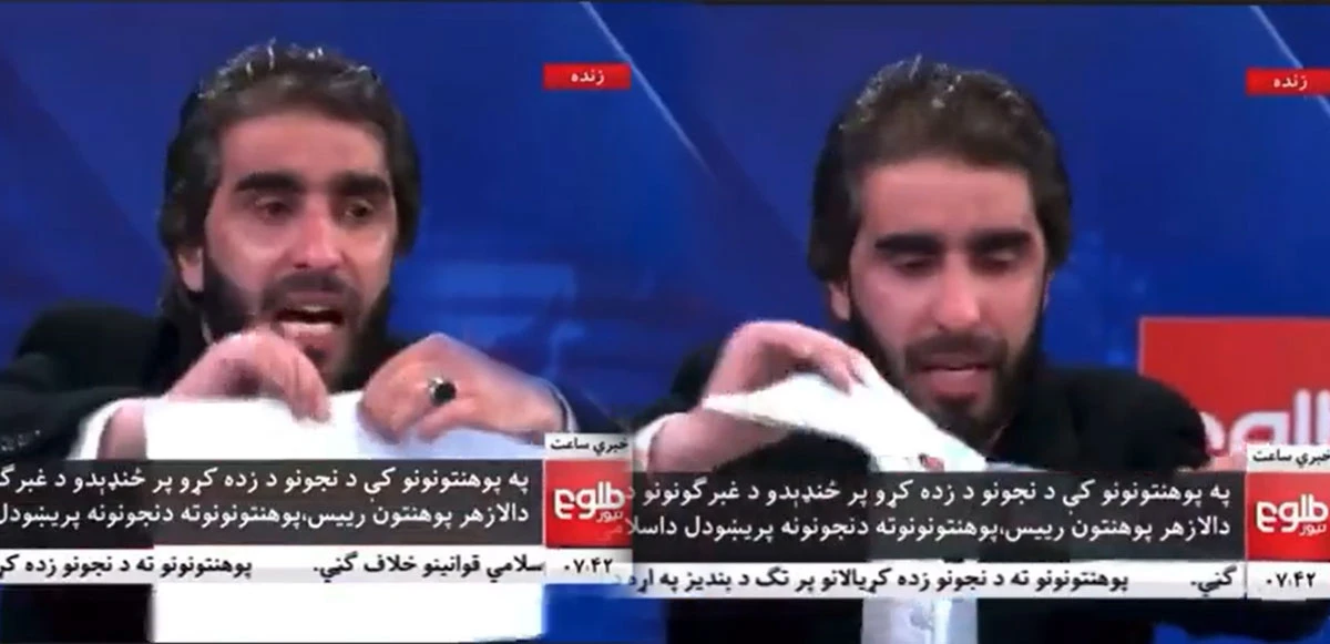 Taliban'ın aldığı karar sonrası profesör ağlayarak diplomasını yırttı