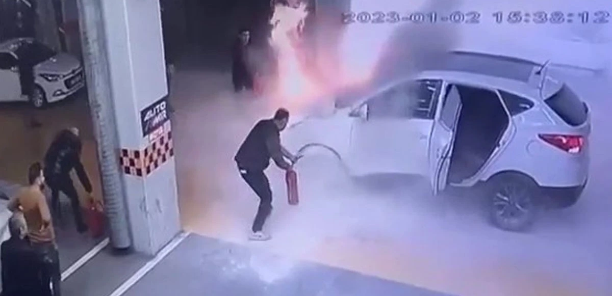 Arabanın motoru patladı, facianın eşiğinden dönüldü