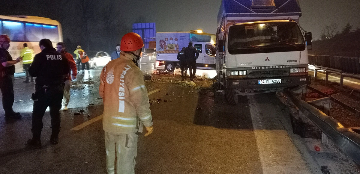 Bayrampaşa’da kamyonet ile otomobil çarpıştı: 6 yaralı