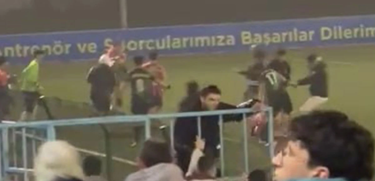Yeşil sahada iki takım birbirine girdi! Ortalık savaş alanına döndü