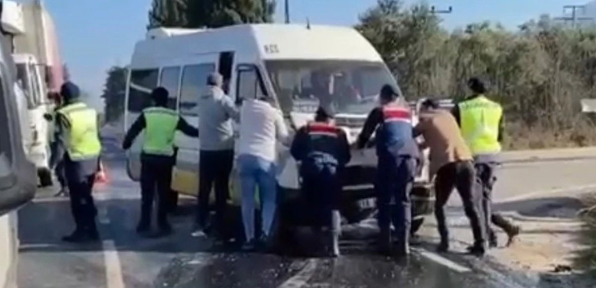 Bursa’da minibüs otomobille çarpıştı: 7 yaralı