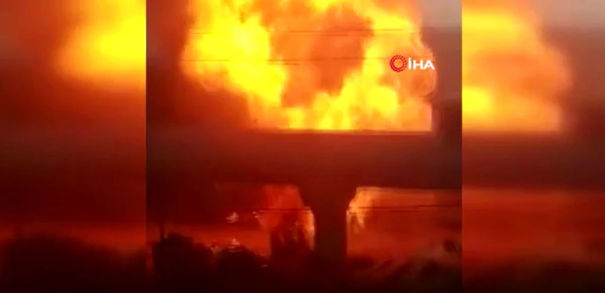 Kabus gibi bir tüp patlama olayı: Dükkandan yola fırladı alev alarak kalabalığa yuvarlandı