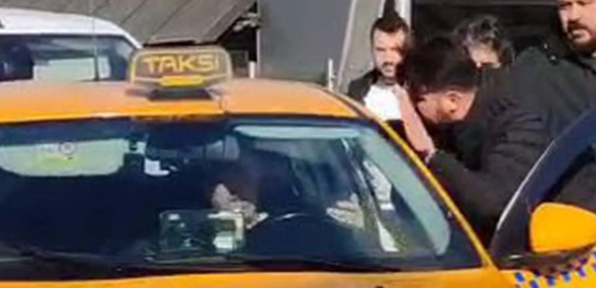 Kaza sonrası yumruklar havada uçtu: Aracı girip taksiciye saldırdı