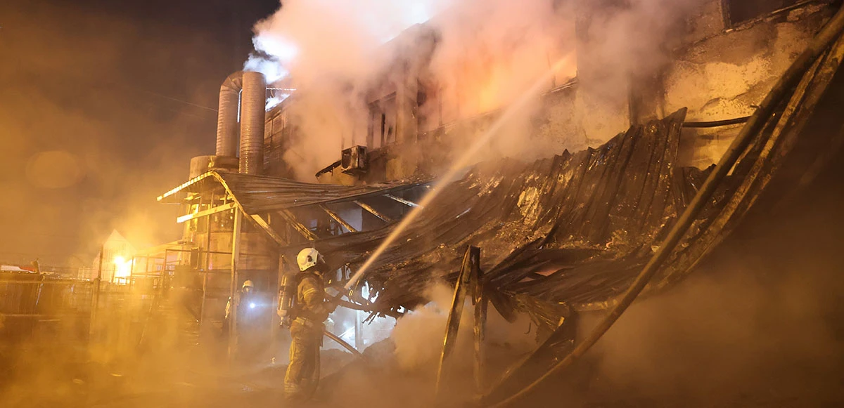 Arnavutköy'de 10 bin metrekarelik alandaki kauçuk fabrikası küle döndü