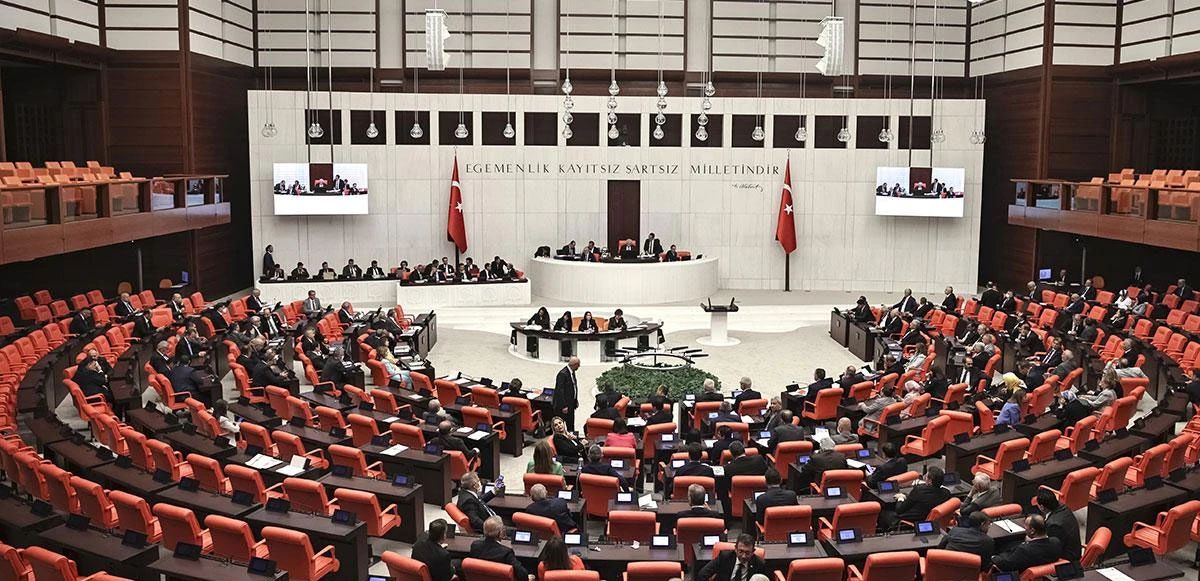 AK Parti ‘başörtüsüne anayasal güvence’ teklifi için 2’nci kez muhalefet turunu çıkıyor!
