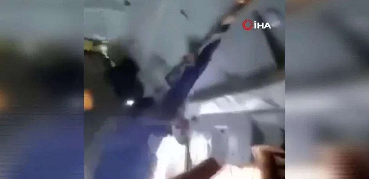 Havada panik dolu anlar! Uçuş sırasında uçağın kargo kapısı açıldı