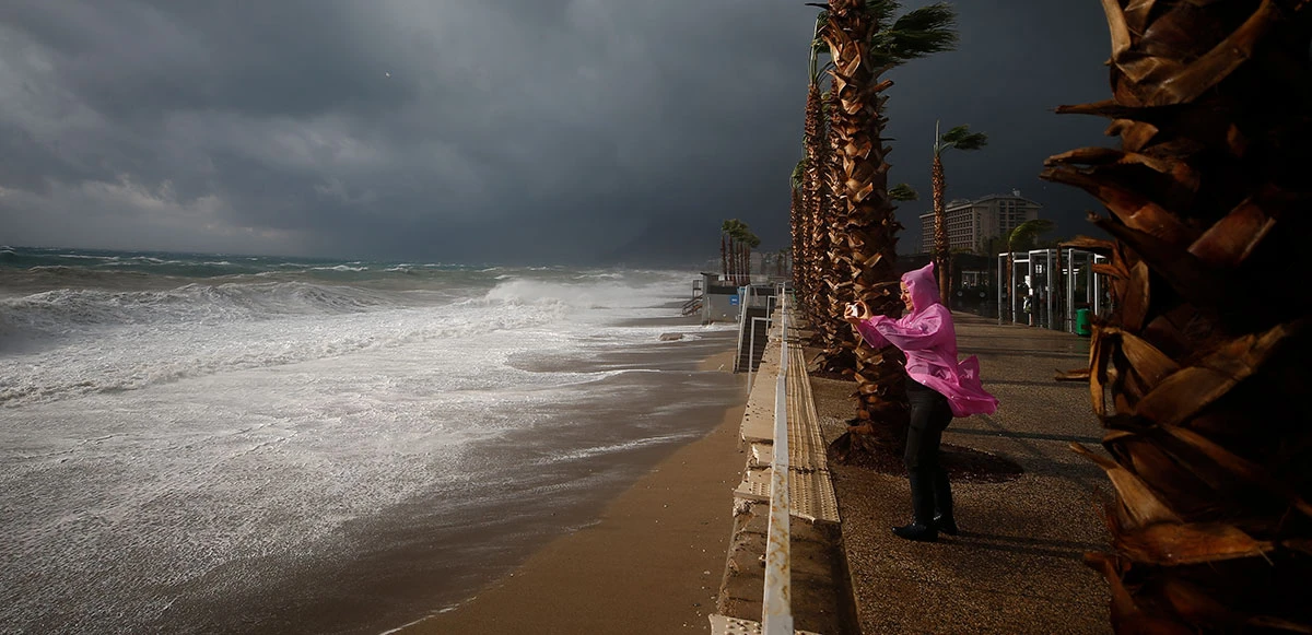 Antalya'da sağanak ve fırtına hayatı felç etti: Araçlar zarar gördü, yollar göle döndü