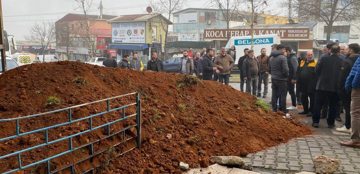 Gözünü 'toprak' doyursun! Kira sözleşmesini yok saydı 2 kat fiyatı kabul ettiremeyince dükkanın önünü kapattı