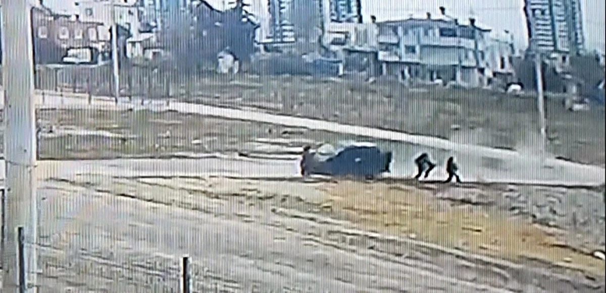 Kontrolden çıktı, öğrencilerin arasına daldı: 1'i ağır 3 yaralı