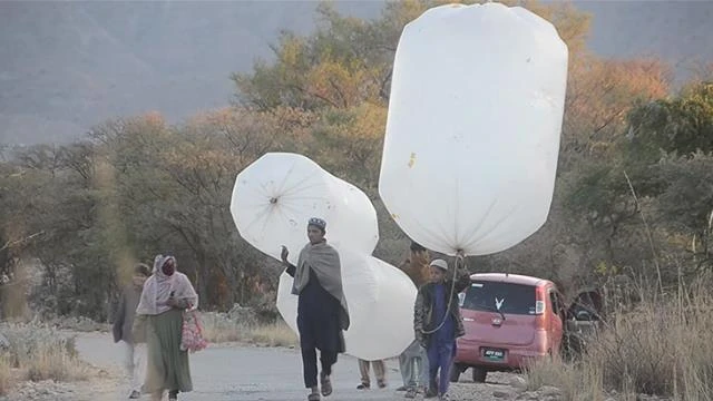Pakistan'da tarladan eve poşetle doğal gaz taşınıyor