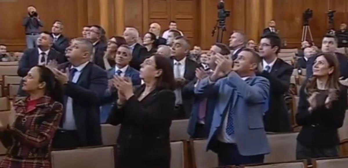 Türk heyet Bulgar meclisinde dakikalarca ayakta alkışlandı