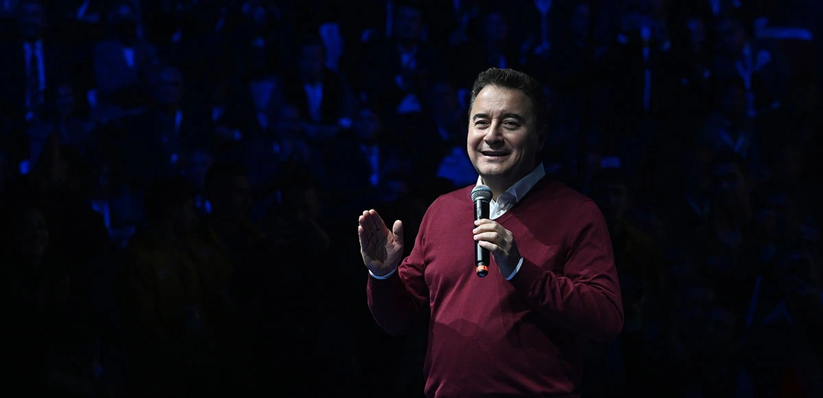 Adaylık sinyali mi? Ali Babacan atılan sloganlar sonrası ceketini çıkarttı!
