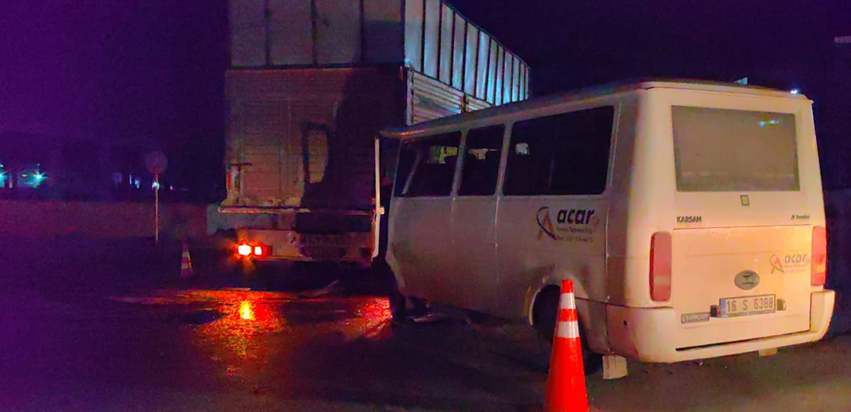 Servis minibüsü tıra çarptı: 6 yaralı
