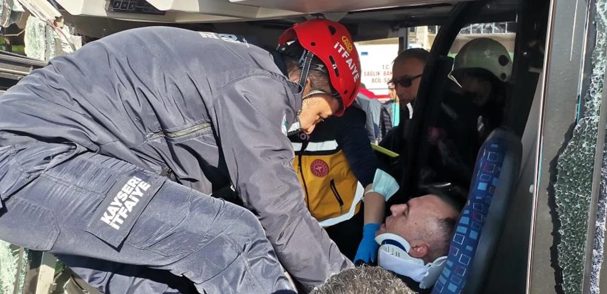 Kayseri'de 2 halk otobüsü çarpıştı: Çok sayıda yaralı var