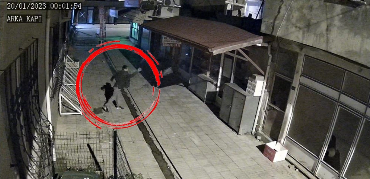Pişkin hırsızlık: Camı taşla kırarak bağış kutusunu çaldı