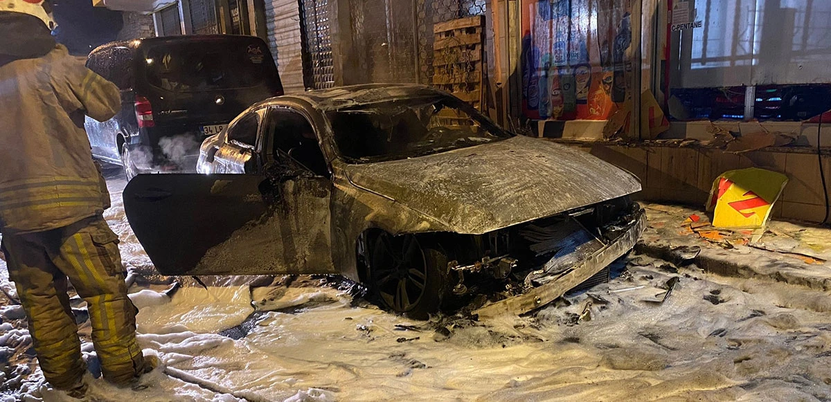 Fatih'te park halindeki lüks araç küle döndü!