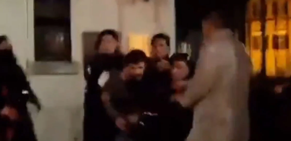 Kur'an-ı Kerim'in yakılması Beyoğlu’ndaki İsveç Başkonsolosluğu’nda protesto edildi