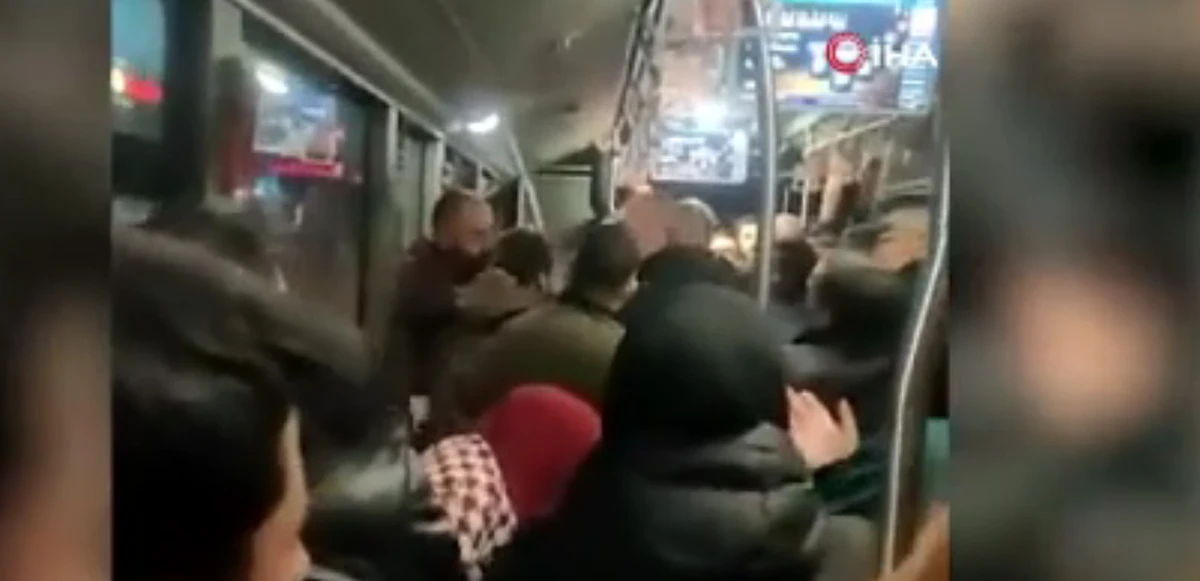 Metrobüste 'Ayağıma bastın' kavgası kamerada