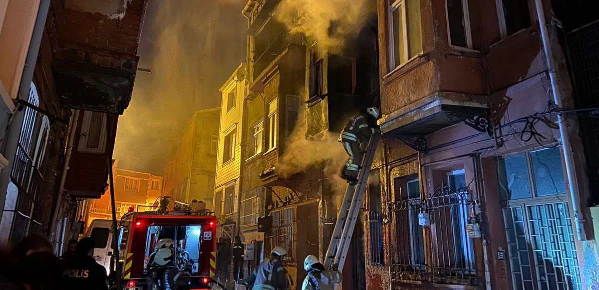 Fatih'te binayı saran yangından atlayarak kurtuldu!