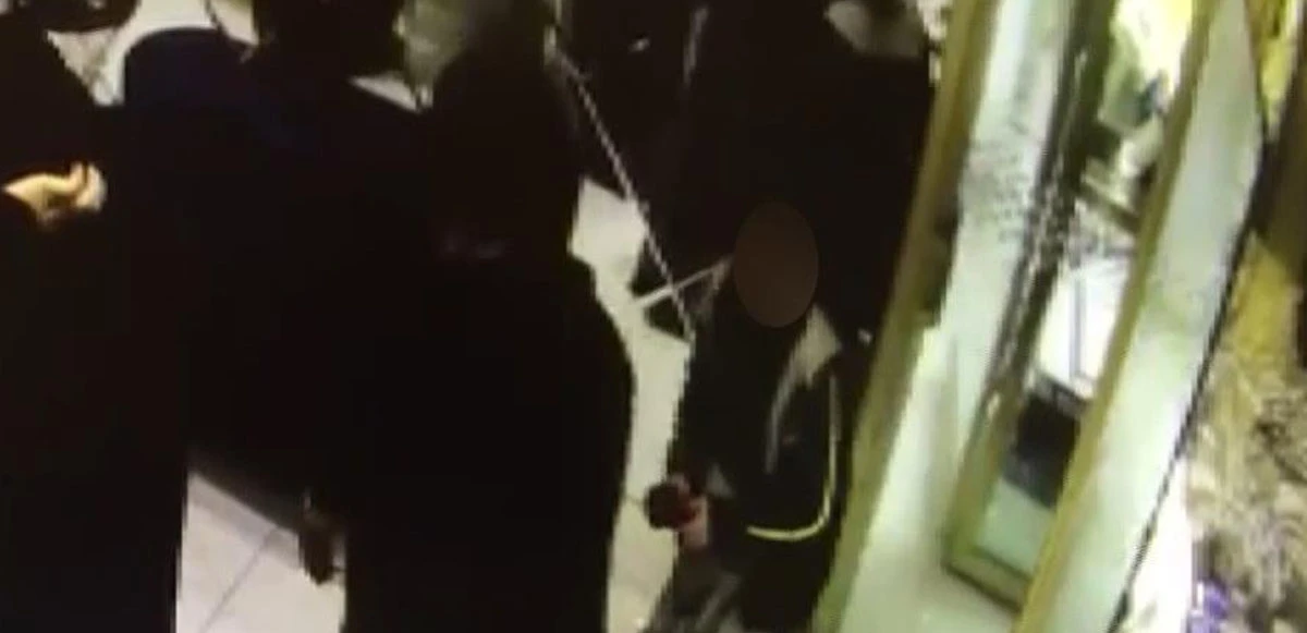 Çocuklarını hırsızlıklarına alet ettiler, o anlar kameralarda