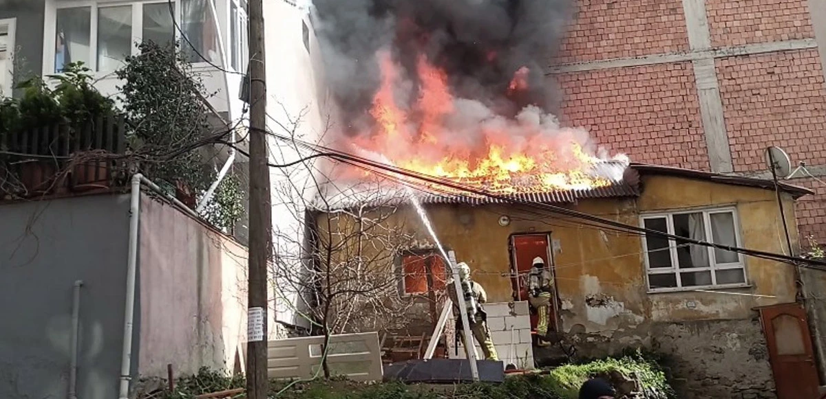 İstanbul'da korkutan yangın: Alevler yan binalara sıçradı