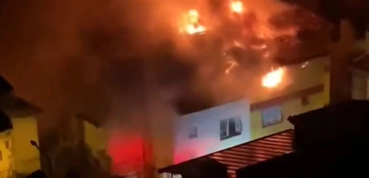 İzmir’de 2 katlı binanın çatısına yıldırım düştü