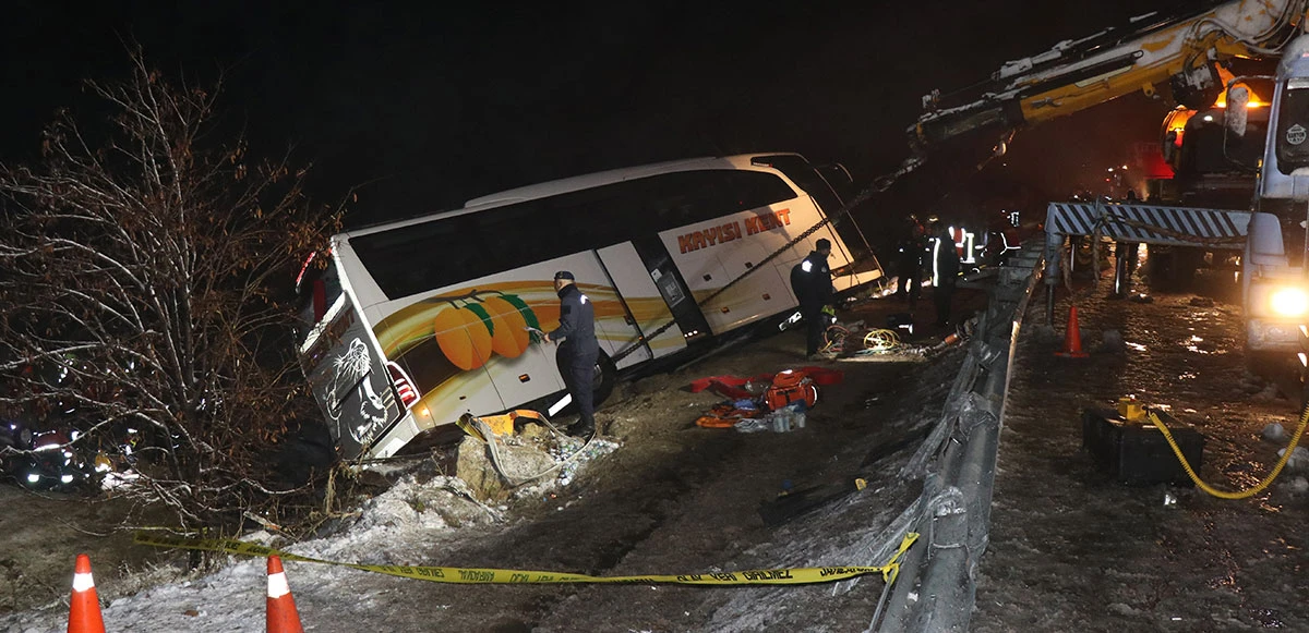 Kayseri’de feci kaza: Yolcu otobüsü devrildi, ölü ve yaralılar var