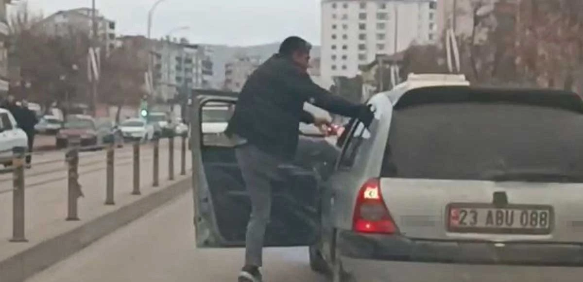 Seyir halindeki aracının sürücüsü dövdü